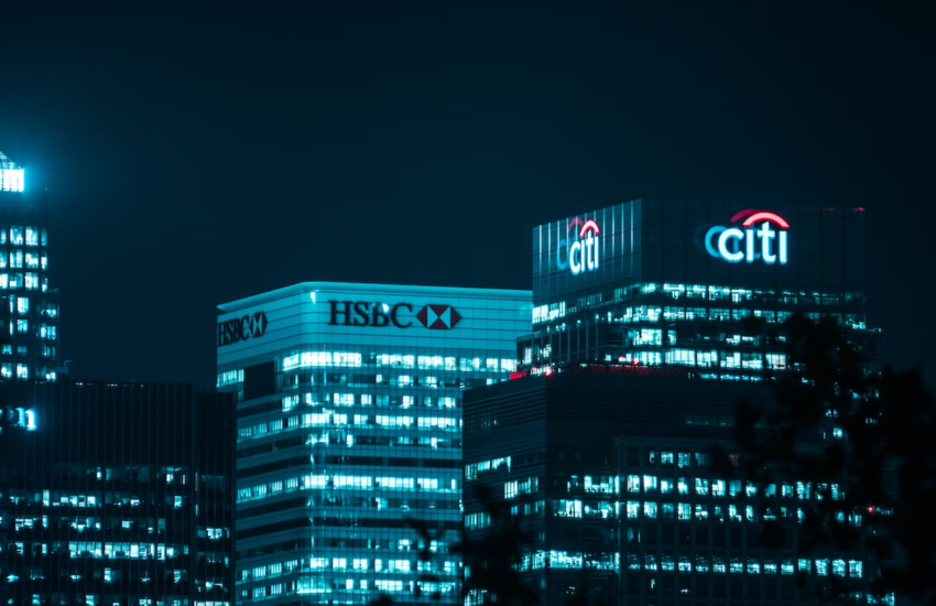 London skyline image at night showing the Citibank and HSBC buildings.