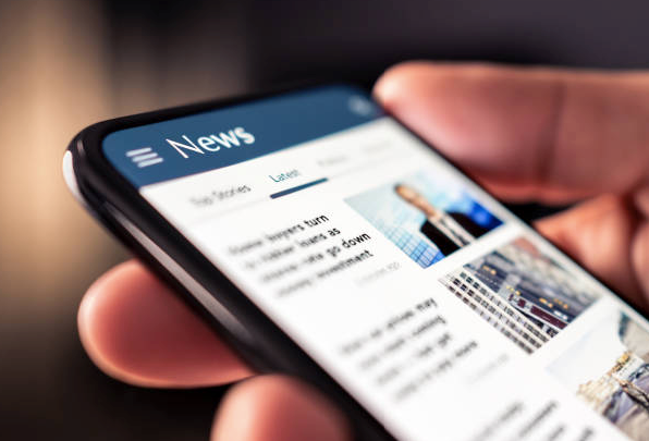 A person scrolling through press releases online.